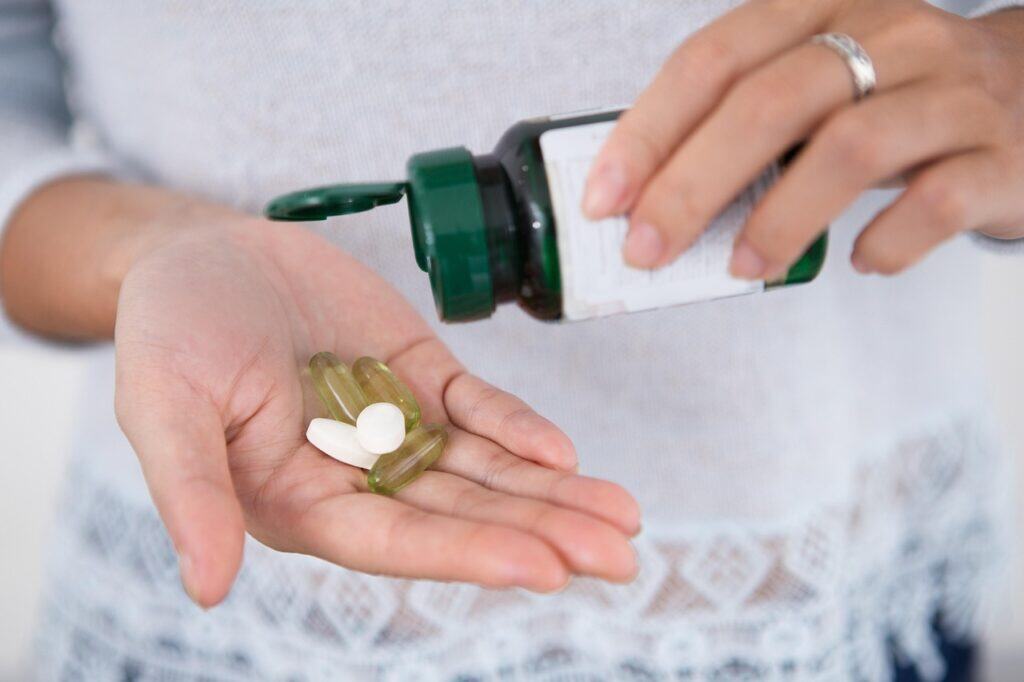 女性更年期保健食品需要在對的時間點使用,避開與其他藥物一起服用,並控制服用劑量與頻率。Image by fairpharma from Pixabay