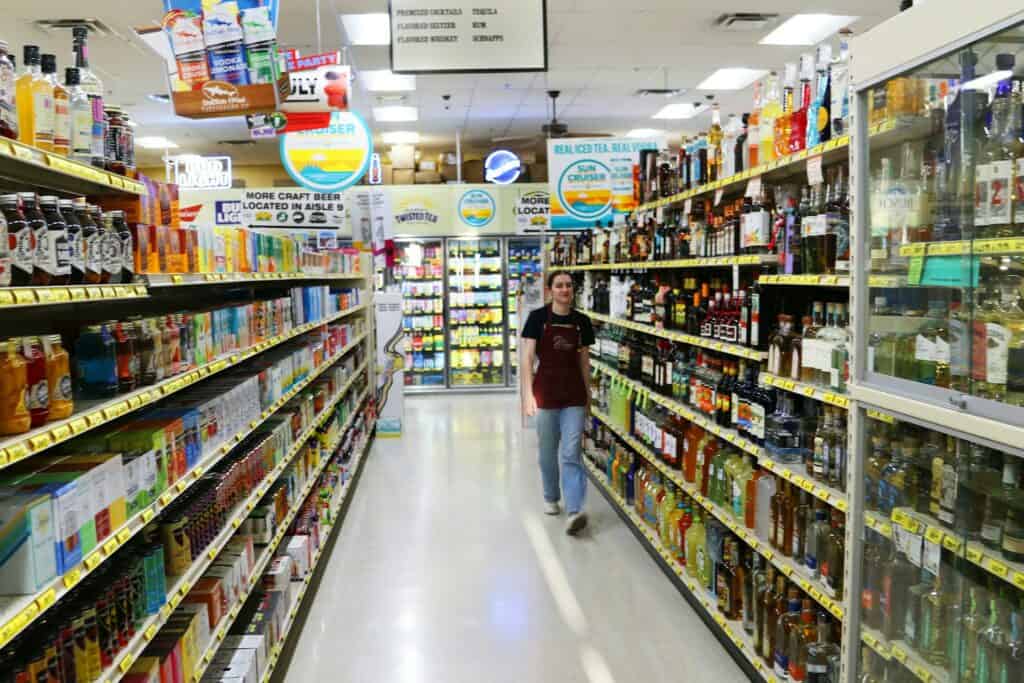 銀髮族保健食品推薦因素包含藥品或食品標準、個人病史、劑型、成分、標示以及專業建議,需要用心思考研究。Photo by David Trinks on Unsplash