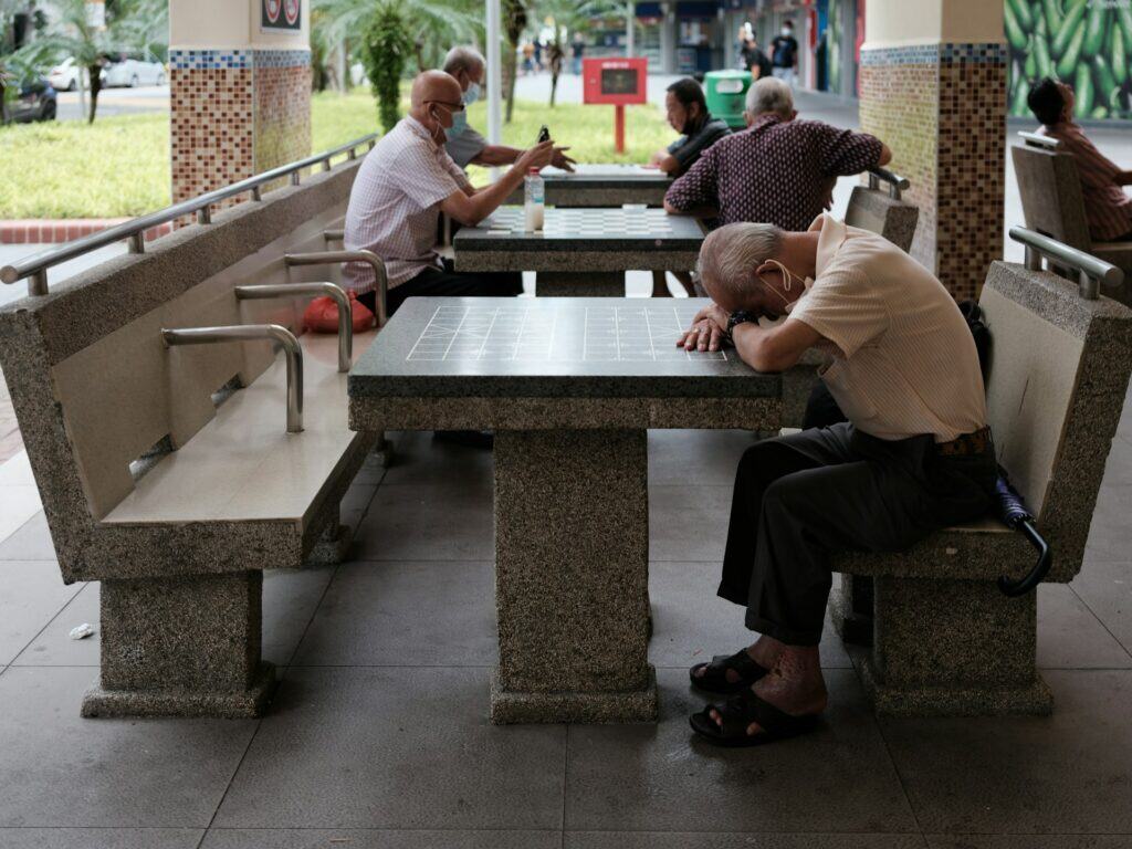 銀髮族健康需求多樣,有需要認真思考各種老人保健食品推薦產品。Photo by Galen Crout on Unsplash