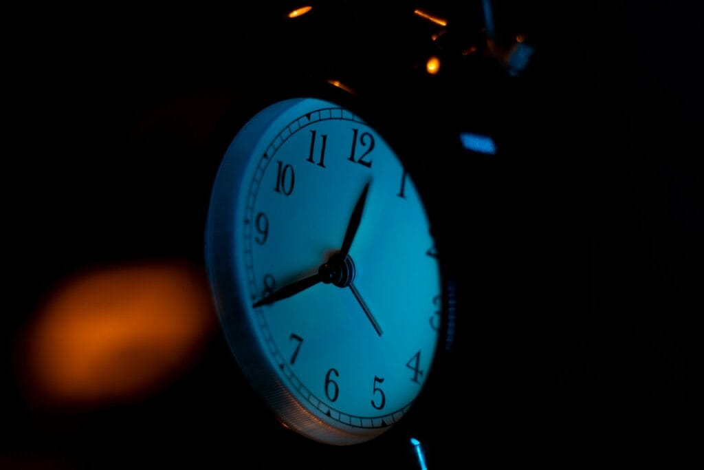 熬夜的關鍵定義是睡眠不規律以及睡眠時常不足。Photo by Michelen Studios on Unsplash